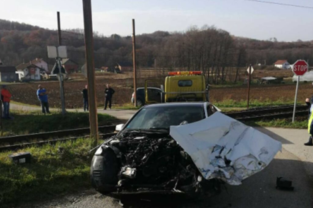JEZIV PRIZOR: Voz koji je saobraćao na relaciji Banjaluka – Doboj udario u automobil
