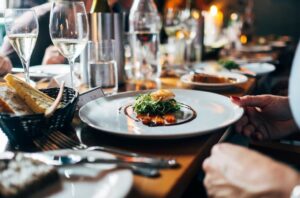 PRIPREME ZA NAJLUĐU NOĆ: Vlasnici restorana očekuju navalu, za piće, mezu i večeru traže pozamašnu svotu