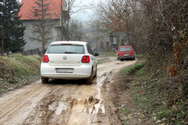 PAKLENI VOZAČI: Neregistrovana vozila krstare seoskim putevima