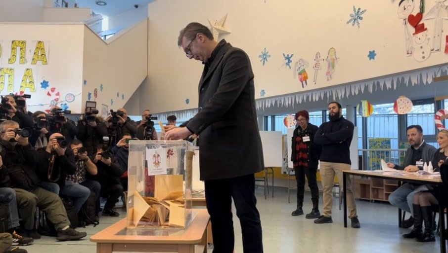 VUČIĆ GLASAO NA NOVOM BEOGRADU: Predsjednik Srbije u društvu građana na biračkom mjestu