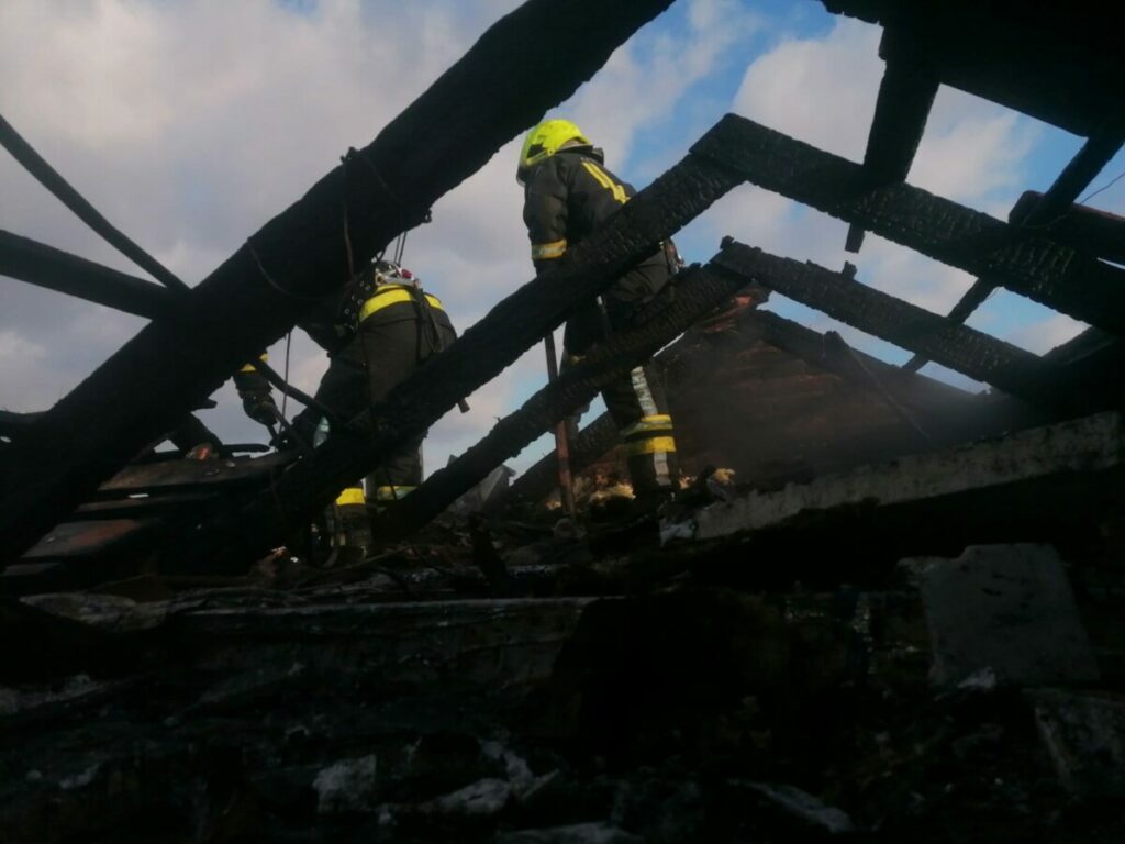 GORJELE KUĆA I GARAŽA: Banjalučki vatrogasci imali pune ruke posla (FOTO)