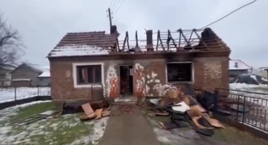 POTREBNA POMOĆ DOBRIH LJUDI: Ocu i sinu iz Bijeljine u potpunosti izgorjela kuća