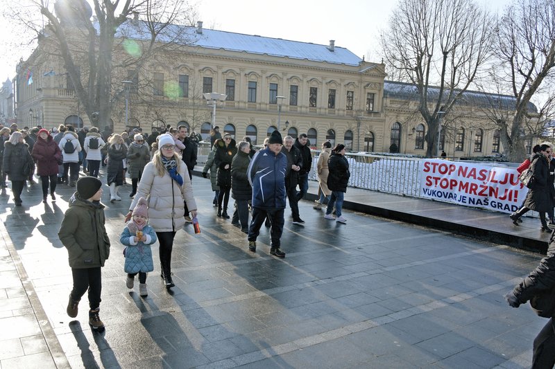 ПРЕТУКЛИ ДЈЕЧАКЕ ЈЕР СУ ПРИЧАЛИ ЕКАВИЦОМ: Осуда напада на Бадње вече у Вуковару