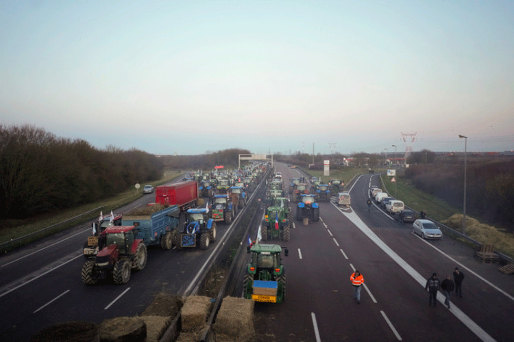 TRAKTORI PRED PARIZOM: Poljoprivrednici u Belgiji blokirali glavne puteve
