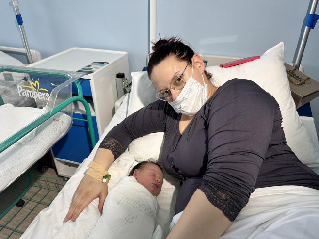 DUKAT OD PREDSJEDNIKA SRPSKE: Darivana prva beba u Srpskoj (FOTO)