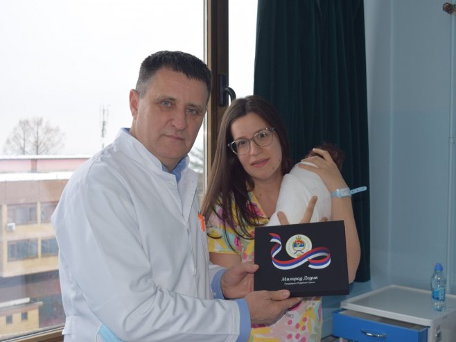POKLON PONOSNIM RODITELJIMA: Uručeni zlatnici za bebe rođene u UKC-u koje je darovao predsjednik Srpske