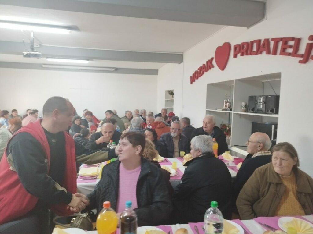 SPREMAN BOŽIĆNI RUČAK: “Mozaik prijateljstva” pripremio bogatu trpezu, ali i muziku