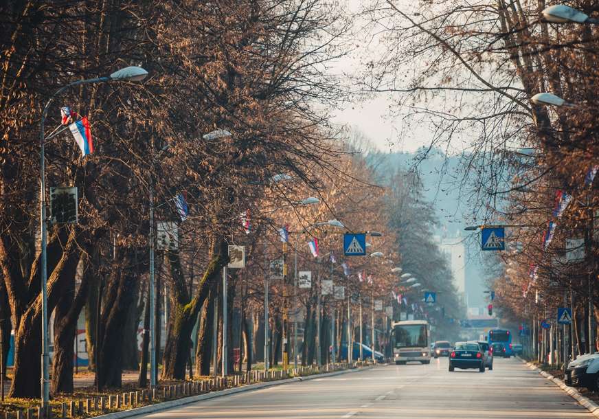U SUSRET 9. JANUARU: Hiljade zastavica na ulicama najvećeg grada Srpske