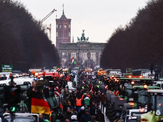 „ZAUSTAVIMO NEPRAVDU I GLAS“: Protest poljoprivrednika u Berlinu