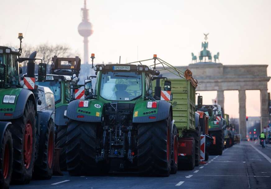 ТРАКТОРИ ЋЕ БЛОКИРАТИ БЕРЛИН: Затворен центар града због великих демонстрација пољопривредника