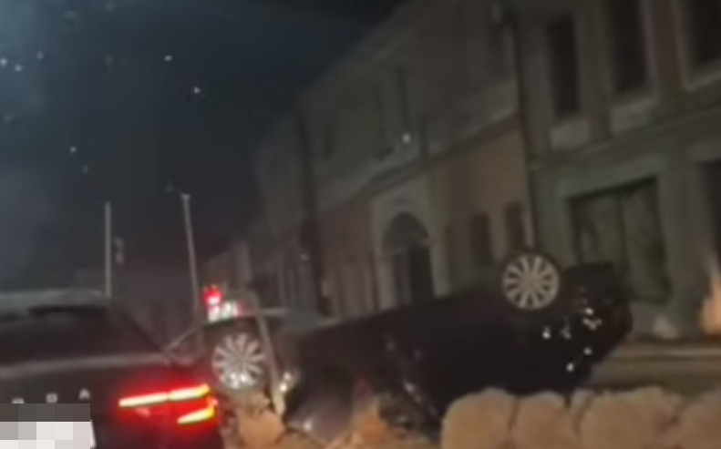 AUTOMOBIL ZAVRŠIO NA KROVU: Teška saobraćajna nesreća u Brčkom (VIDEO)