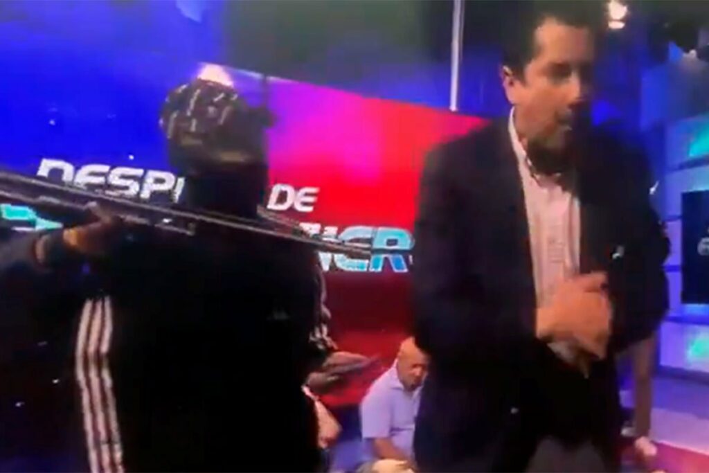 HAOS U EKVADORU: Maskirani napadači preuzeli TV stanicu