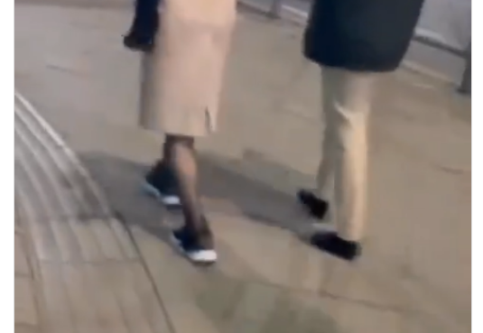 OVO SE RIJETKO VIĐA: Djevojci dao svoje patike, a on ostao bos (VIDEO)
