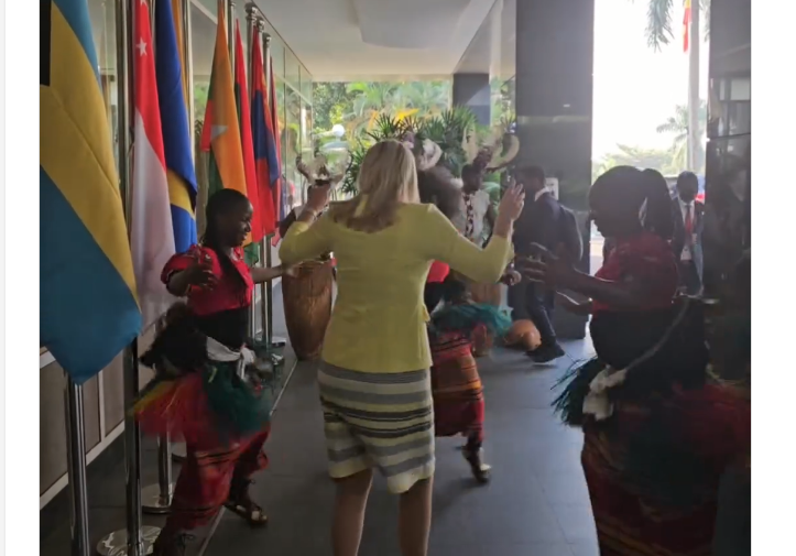 CVIJANOVIĆ U UGANDI: Domaćini joj plesom poželjeli dobrodošlicu (VIDEO)