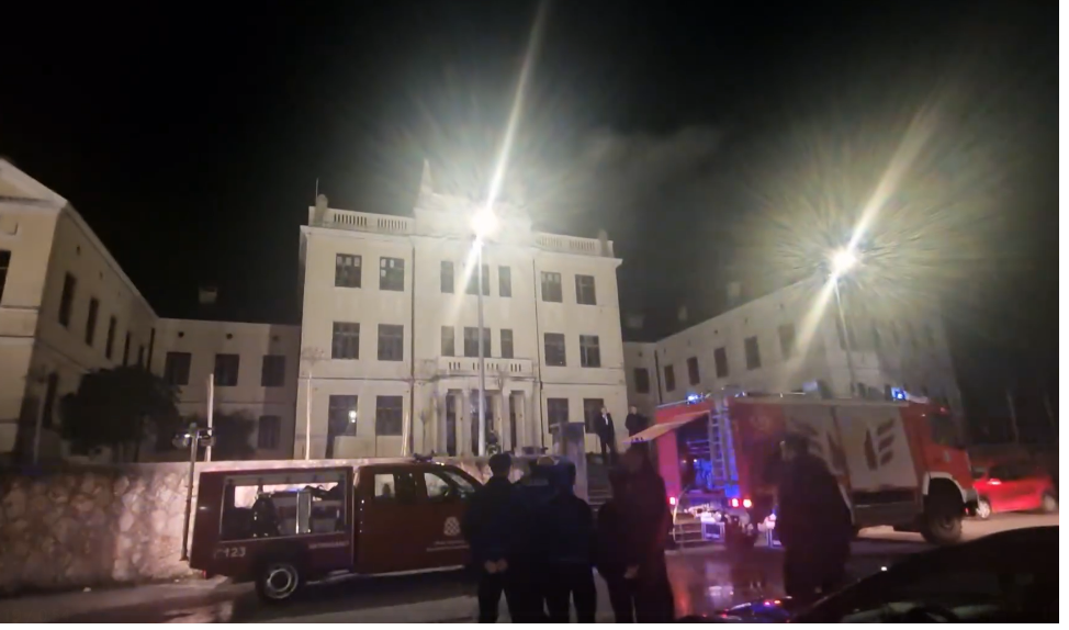 GORI ZGRADA GIMNAZIJE: Veliki požar u Širokom Brijegu, vatrogasci dopremaju boce sa kiseonikom (VIDEO)