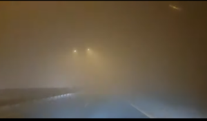 NE VIDI SE PRST PRED OKOM: Gusta magla i smog u Sarajevu, uslovi za vožnju nemogući (VIDEO)