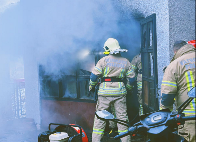 TRAGEDIJA U PRIJEDORU: Izbio požar u kući, muškarac se ugušio