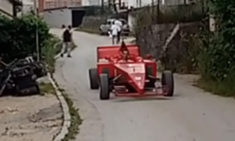 SAMO U BiH: Entuzijasta napravio bolid Formule 1, model „uradi sam“ provozao po lokalnom putu (VIDEO)