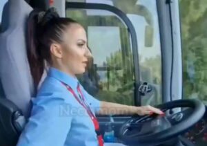 „NEĆU MOMKA ŠTO OBRVE ČUPA, MENI TREBA KOJI DRVA LUPA“ Snimak zanosne crnke kako vozi autobus napravio haos na mrežama (VIDEO)