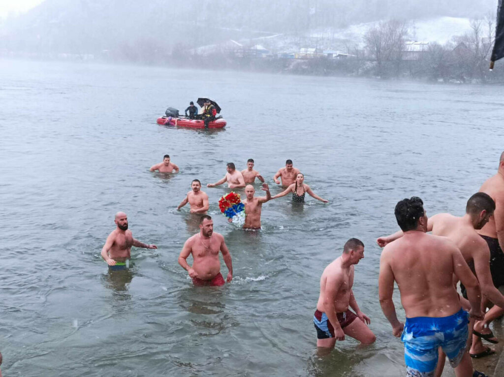 БОГОЈАВЉЕНСКО ПЛИВАЊЕ ЗА ЧАСНИ КРСТ: Снијег и ледена вода нису спријечиили да се настави традиција широм Српске (ФОТО)