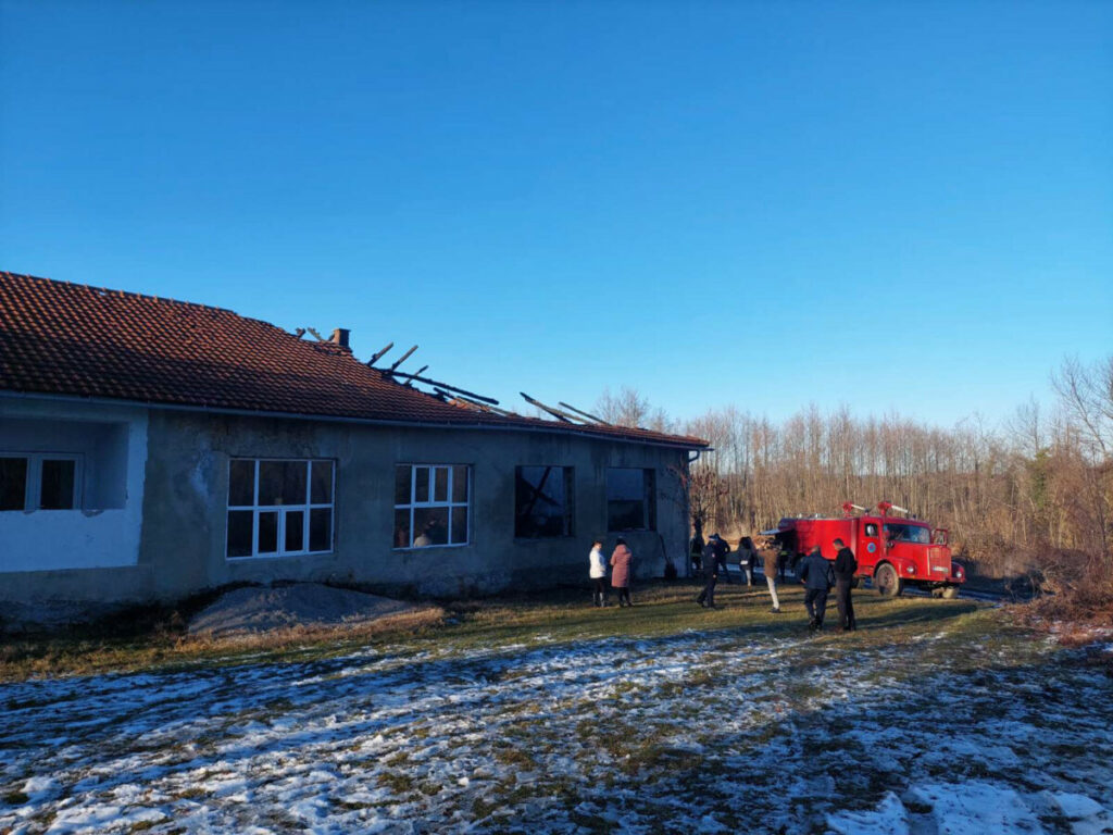 POŽAR U ŠKOLI U NOVOM GRADU: Izgorjela učionica i dio krova (FOTO)