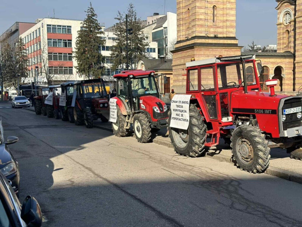 ПОЉОПРИВРЕДНИЦИ ТРАЖЕ ИСПЛАТУ СУБВЕНЦИЈА: Трактори опет испред Градске управе