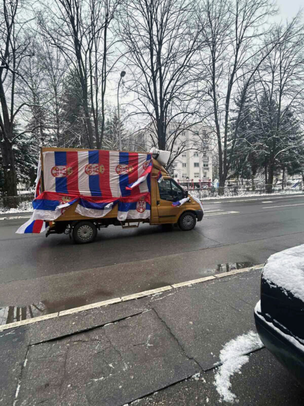 VELIČANSTVEN PRIZOR: Brojna vozila okićena zastavama Srpske na banjalučkim ulicama