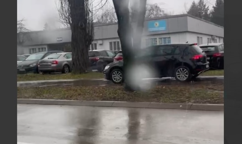 AUTOM PO TROTOARU U BANJALUCI: Vozač “zaradio” prekršajni nalog (VIDEO)