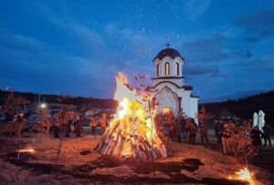 SLAMA ISPOD STOLA I BADNJAK: Evo kako se pravilno proslavlja Badnje veče