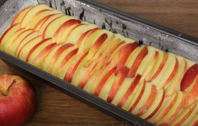 PRSTE DA OBLIŽETE: Zimske dane zasladite čizkejkom s jabukama