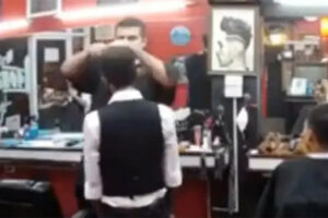 „POLUDIO ZBOG ŠIŠKI“: Muškarac zgrabio mašinicu i ošišao frizera (VIDEO)