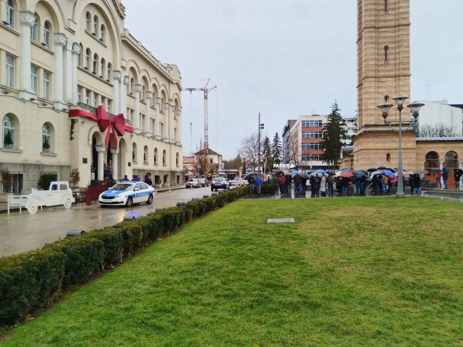 DOJAVA O BOMBI: Protesti ispred Gradske uprave Banjaluka