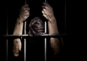 ПРИЈЕТИ МУ РОБИЈА ДО 50 ГОДИНА: Притвор осумњиченом за убиство родитеља