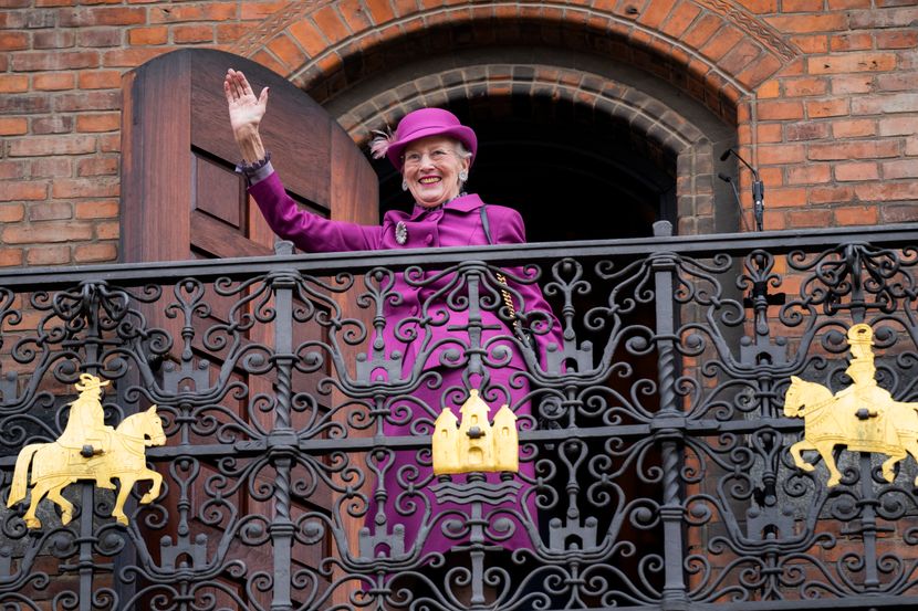 NAKON POLA VIJEKA VLADAVINE: Kraljica Margareta II potpisuje svoju abdikaciju