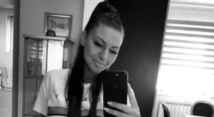 ПОЗИРАЛА НА ИВИЦИ ЗГРАДЕ: Отац преминуле пјевачице из Бијељине објавио потресну фотографију