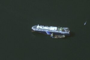 BUKTE NEMIRI NA BLISKOM ISTOKU: Brod pogođen iz vazduha projektilom