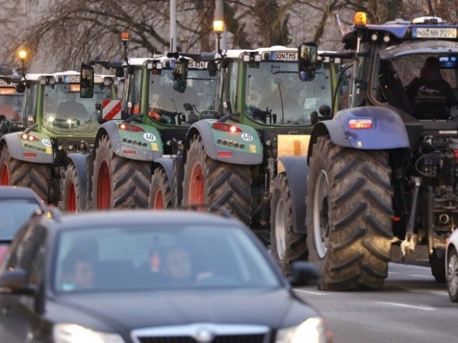 PROTESTI U NJEMAČKOJ: Farmeri blokirali put ka luci u Bremerhavenu