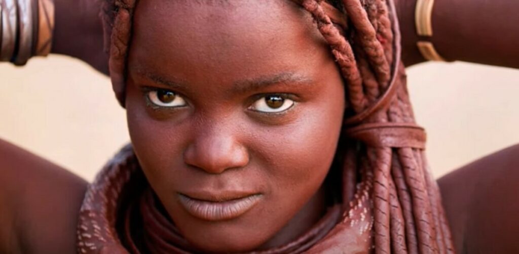 ŽENE SU LIJEPE KAO BOGINJE I NIKADA SE NE KUPAJU: Upoznajte neobično afričko pleme (VIDEO)