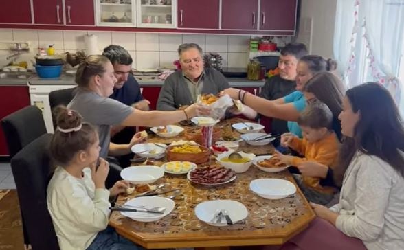 ОД ТРОШНЕ КУЋИЦЕ НАПРАВИЛИ ЧУДО: Једанаесточлана породица Томић одала тајну слоге и среће