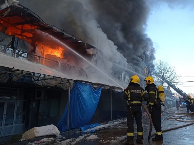 ANGAŽOVANA I DVA HELIKOPTERA: Lokalizovan požar u Kineskom tržnom centru na Novom Beogradu