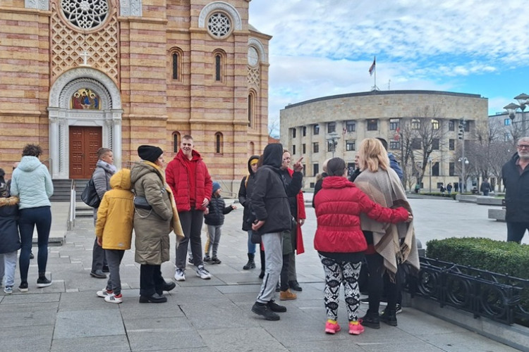 NEZADOVOLJNI RODITELJI DJECE SA POTEŠKOĆAMA IZAŠLI NA ULICE: Traže se zaostale isplate – „Želimo ono što nam pripada“