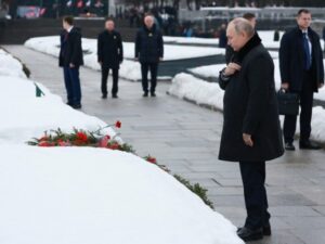 ОДАО ПОЧАСТ ЖРТВАМА: Путин положио вијенац на Меморијалном гробљу у Санкт Петербургу