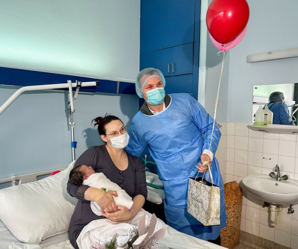 ДУКАТ И ОД СТАНИВУКОВИЋА: Градоначелник Бањалуке даривао прворођену бебу