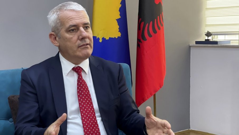ВУЧИЋ НА ПИТАЊЕ „НОВОСТИ“: Свечља може само да сања српску амбасаду у Приштини