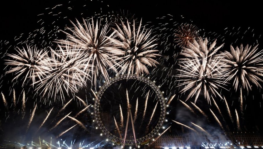 NAJSVJETLIJE NEBO IZNAD LONDONA: Kako je Evropa noćas slavila – Nad Temzom najveći vatromet, Parižani u znaku OI 2024 (FOTO)