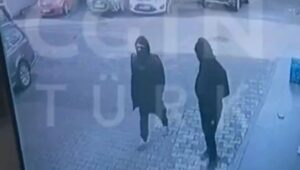 TURSKI MEDIJI OBJAVILI SNIMAK: Sumnja se da su ovo muškarci koji su izvršili napad u crkvi, puške krili pod jaknama