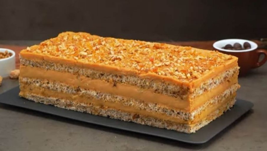 MEKANI BISKVIT I KARAMEL FIL SA KRCKAVIM ORASIMA: Raskošna praznična torta, a uspjeva svima (VIDEO)