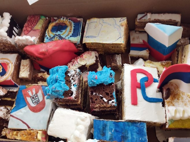 „OD SRCA ZA BENJAMINU“ Ćosić poslao tortu sa obilježjima Srpske za gradonačelnicu Sarajeva (FOTO)