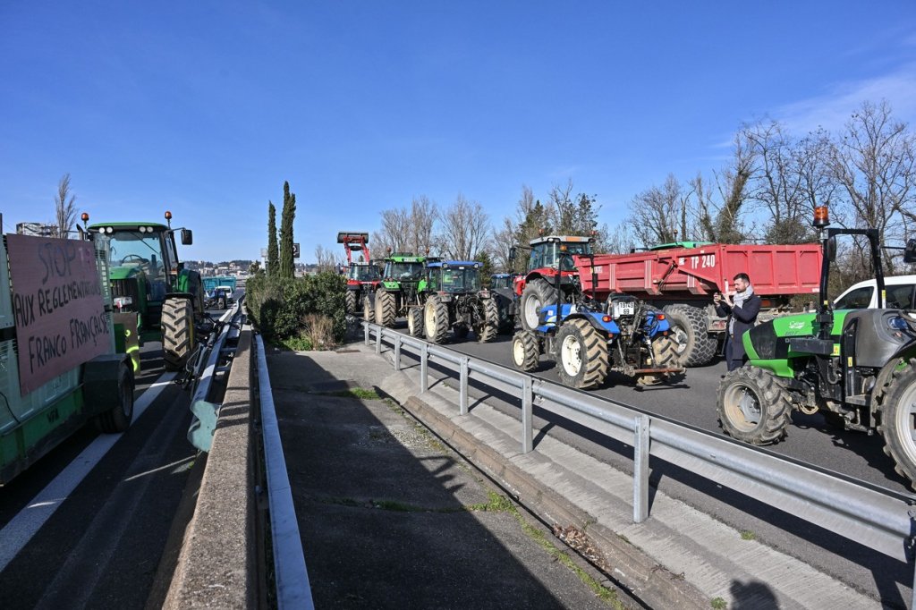 ХАОС У ФРАНЦУСКОЈ: Пољопривредници блокирали ауто-путеве, 15.000 полицајаца на терену