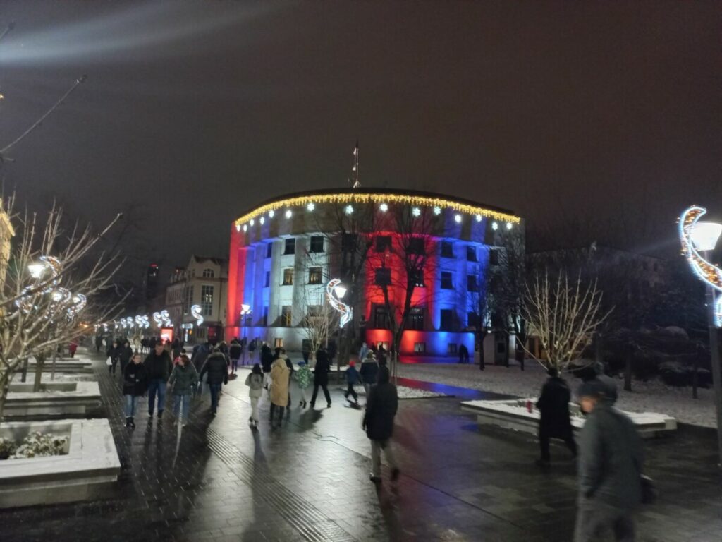 PRIZOR KOJI ODUZIMA DAH: Palata predsjednika u bojama zastave Republike Srpske (FOTO/VIDEO)